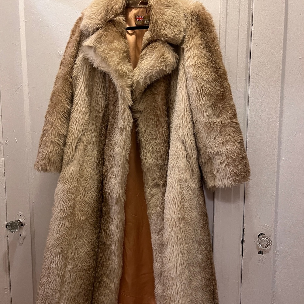 Luxurious Faux Fur Coat in Tan